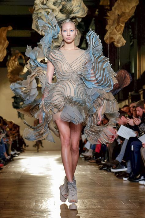 Iris Van Herpen Couture, Water Fashion, Haute Couture Designers, Conceptual Fashion, Iris Van Herpen, Weird Fashion, Couture Designers, Live Fashion, Fashion Design Sketches