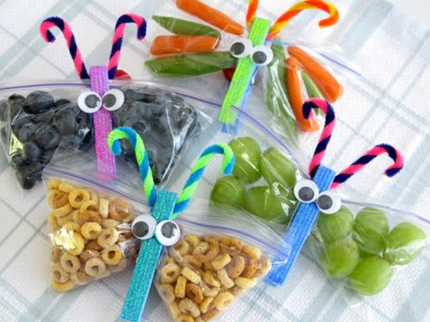 Cute bug snacks Butterfly Snacks, Butterfly Craft, Camp Crafts, Preschool Snacks, Kids Treat, School Treats, Cute Snacks, Snack Packs, Good Healthy Snacks