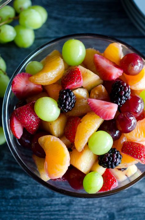 This fresh fruit salad is lightly sweetened with a citrus vanilla dressing. Toss your favorite colorful mixture of fruit in a bowl and you will agree this recipe is super easy and delicious! Vanilla Dressing, Fresh Fruit Salad Recipe, Homemade Fruit Salad, Summer Fruit Salad Recipe, Healthy Fruit Salad Recipes, Fresh Fruit Bowl, Quilts Easy, Easy Fruit Salad Recipes, Healthy Fruit Salad