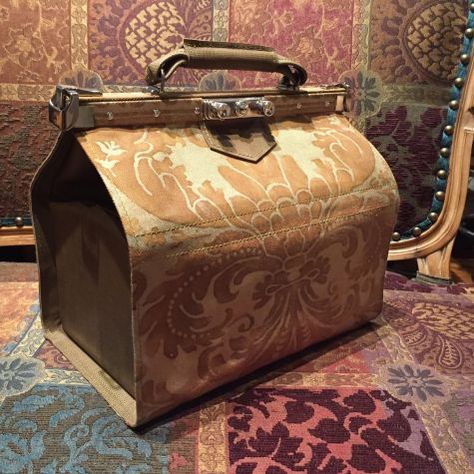 This third post in the Fortuny Gladstone Bag series explains how to insert the lining into the vintage accessory. Diy Doctor, Gladstone Bag, Fortuny Fabric, Steampunk Diy, Sewing Purses, Carpet Bag, Doctor Bag, Frame Bag, Bag Patterns To Sew