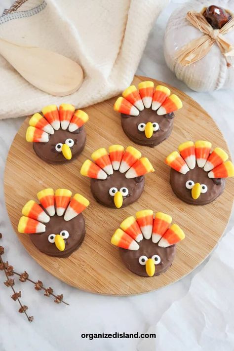 Oreo Turkey Cookies, Oreo Turkeys, Cute Thanksgiving Desserts, Oreo Turkey, Oreo Dessert Easy, Thanksgiving Turkey Cookies, Butter Turkey, Peanut Butter Sandwich Cookies, Themed Recipes