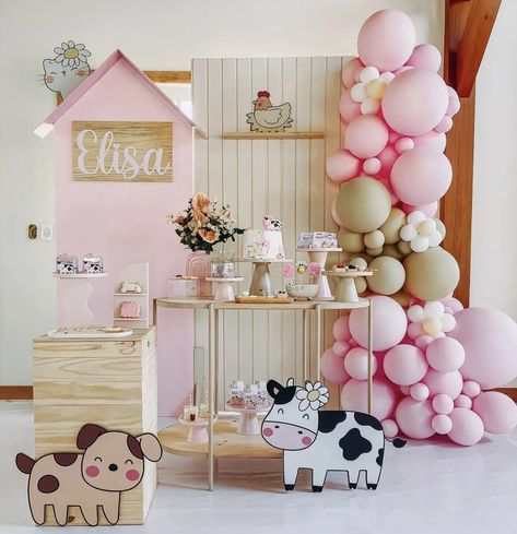 Farm Party Decor, Pink Farm Party, Barn Birthday Party, Kids Party Tables, Farm Animals Birthday Party, Farm Themed Birthday Party, Baby Birthday Decorations, Zoo Birthday, Second Birthday Ideas