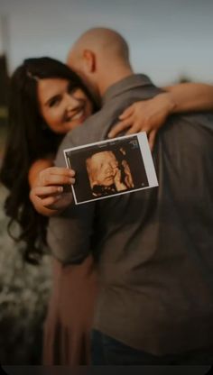 #BEAUTY ,#REALATIONSHIPS #Fashion #Outfits #Winter Outfits #Animals Fall Maternity Pictures, Vom Avea Un Copil, Couple Maternity Poses, Pregnancy Announcement Pictures, Black And White Maternity, Baby Bump Photoshoot, Fall Maternity Photos, Pregnancy Announcement Photoshoot, Maternity Photography Poses Outdoors