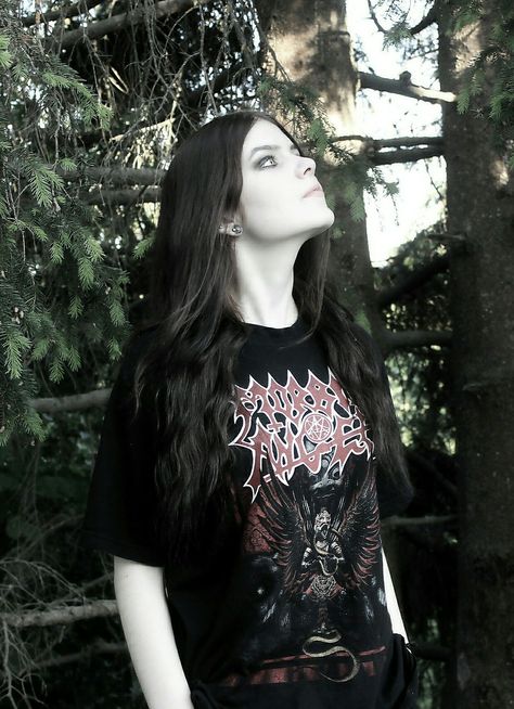 As a metalhead women myself, all I can say is THIS GIRL LOOKS SO BEAUTIFUL SHE IS KILLIN IT Metalhead Woman Outfits, Women Metalheads, Black Metal Outfits Women, Metalhead Outfits Women, Metal Girl Aesthetic, Metalhead Women, Metalhead Clothes, Metalhead Girl Outfits, Black Metal Outfit