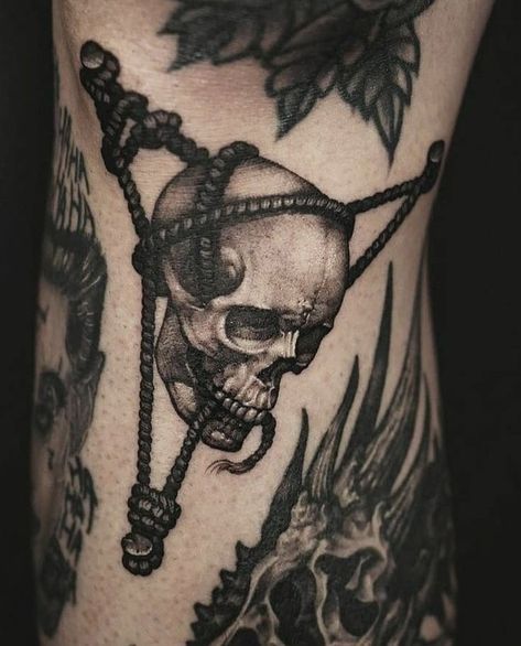 Tattoo Ideas Summer, Unique Minimalist Tattoo, Dark Tattoo Ideas, Gotik Tattoo, Satanic Tattoos, Feminine Skull Tattoos, Wicked Tattoos, Scary Tattoos, Patchwork Sleeve