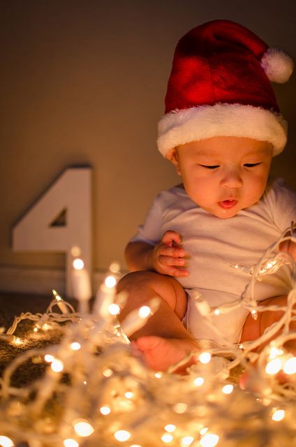 4 Months Baby Photoshoot Ideas, Baby Christmas Photography, Baby Photoshoot Ideas, Christmas Baby Pictures, Baby Boy Newborn Pictures, 4 Month Baby, Baby Boy Newborn Photography, Pictures Outfits, Baby Milestones Pictures