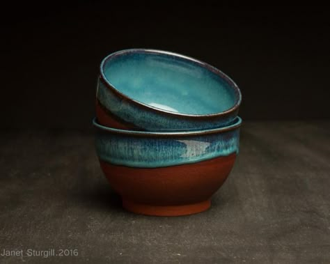 Coyote Oasis with the rim dipped in Archies Base on Georgie’s Cinnamon red clay. Bowl is unglazed on the outside bottom. The turquoise color may be from the red clay base, since Oasis is a blue glaze. Cinnamon Red, Terracotta Bowl, Amaco Glazes, Ceramic Glaze Recipes, Clay Bowl, Hand Built Pottery, Clay Mugs, Pottery Glazes, Pottery Crafts