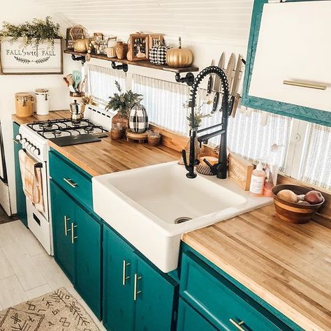 Teal Blue Kitchen, Farm Style Kitchen, Matte Black Kitchen, Bus Living, Kombi Home, Bus House, Black Kitchen Faucets, Survival Quotes, Deco Retro