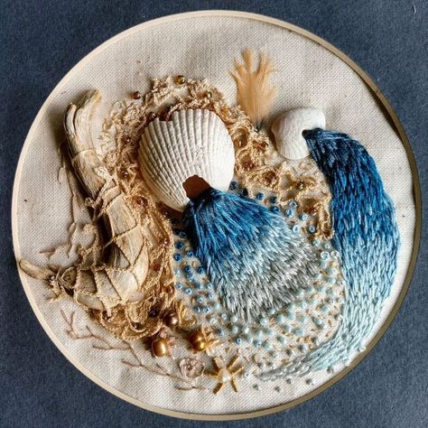 Embroidery With Shells, Textiles Nature, Seashells Embroidery Designs, Ocean Embroidery, Embroidered Photo Art, Stumpwork Embroidery, Embroider Ideas, Abstract Embroidery, Textiles Artwork