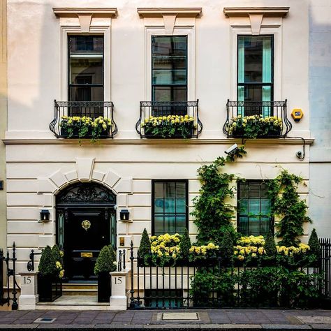 London House Exterior, Red Brick House Exterior, Brownstone Homes, Victorian House Interiors, House Window Design, Townhouse Exterior, Classical House, Elegant Living Room Design, Victorian Style Homes