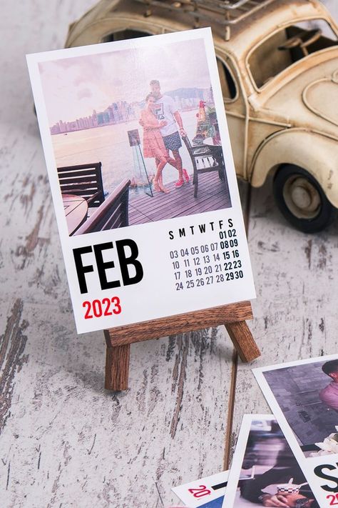 A personalized easel calendar that you can create with your own photos is suitable for the desktop. You can buy a custom calendar sent to you with a wooden easel as a Christmas gift for your family. You can choose from two different 2023 desk calendar designs. Vertical Desk, Desk Calendar Design, Easel Calendar, Personalised Calendar, Christmas Gift For Men, Christmas Gift For Family, Family Calendar, Cute Picture, Custom Calendar