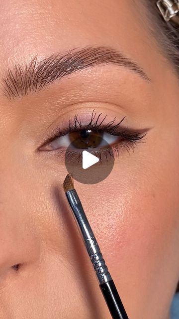 How To Eyeliner With Eyeshadow, Easy Eyeliner With Pencil, Tutorial On Eyeliner, Basic Eye Makeup For Beginners Natural, Modern Eyeliner Looks, Felt Tip Eyeliner Tutorial, Eyeshadow As Eyeliner Looks, Bright Eye Makeup Natural, Modern Eye Makeup