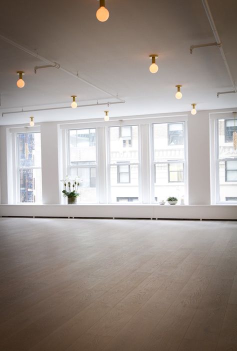 Yoga Studio Design Ideas, Bathroom Scandinavian, Taryn Toomey, Dance Studio Design, 1million Dance Studio, Interior Restaurant, Interior Balcony, Minimalistic Interior, Barre Studio