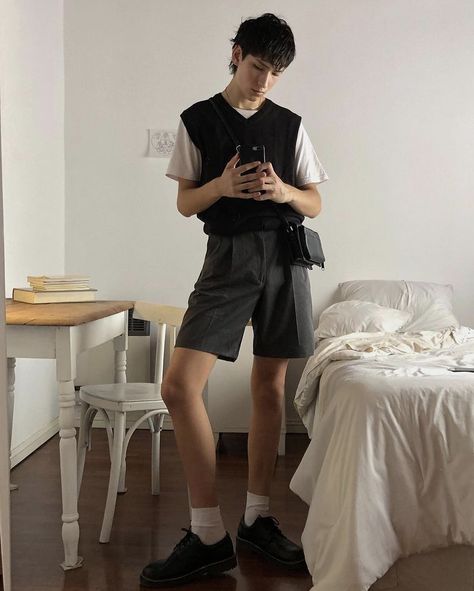 Short Masc Outfits, Masc Shorts Outfit, Masculine Summer Outfit, Summer Masc Outfits, Black Shorts Outfit Men, Masc Outfits Summer, Androgynous Summer Outfits, Masc Summer Outfits, Academia Summer Outfit