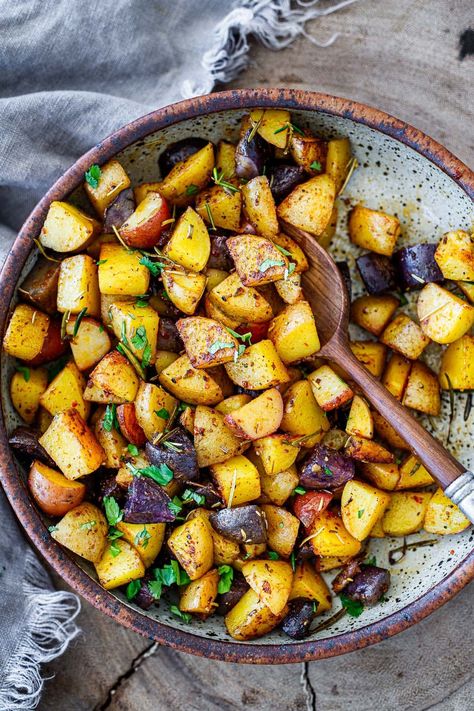 These delicious breakfast potatoes are the best!  Roasted potatoes with garlic and rosemary give them amazing flavor, a crispy exterior and a creamy interior. Perfect for brunch! Best Roasted Potatoes, Roasted Breakfast Potatoes, Fancy Breakfast, Breakfast Potatoes, Vegetarian Chili, Delicious Breakfast, Oven Racks, Roasted Potatoes, Oven Roast