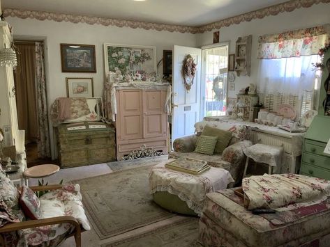 Old Rooms Vintage, Old Lady Room Aesthetic, Old Lady Room, Old Lady Bedroom, Coquette Living Room, Winter Outfits Coquette, Fits Coquette, Aesthetic Outfits Coquette, Coquette House