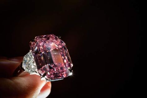 Most Expensive Ring, Most Expensive Jewelry, Expensive Rings, Expensive Diamond, Pink Diamond Ring, Cecil Beaton, Expensive Jewelry Luxury, Luxury Jewelry Brands, Purple Diamond