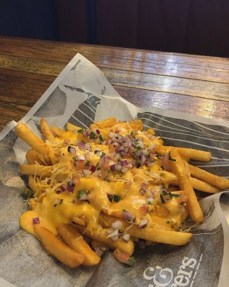 Cheesy Fries Aesthetic, Cheese Fries Aesthetic, Burger And Fries Aesthetic, Fastfood Aesthetic, Fries Aesthetic, Foodporn Aesthetic, Cheesy Fries, Salty Food, Salty Foods