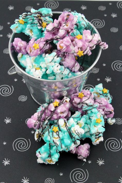 Kids Party Food! BEST Galaxy Chocolate Popcorn – EASY Space - Galaxy Party Food Ideas – Recipes – Snacks – Desserts #party #food Space Desserts, Food Galaxy, Popcorn Recipes Chocolate, Kids Party Desserts, Sour Gummy Bears, Popcorn Recipes Easy, Cinnamon Roll Muffins, Galaxy Party, Galaxy Chocolate