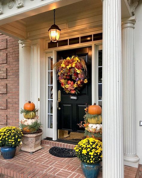 Susan Sikes Davis (@sikesdavisinteriors) • Instagram photos and videos Rustic Fall Porch, Fall Porch Decor Ideas, Fall Front Porch Decor Ideas, Modern Decor Ideas, Fall Front Porch Ideas, Rustic Thanksgiving, Fall Porch Decor, Fall Mums, Halloween Week