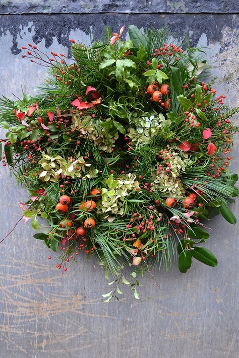 garden gate wreath Christmas Window Display, Foliage Wreath, Winter Wreaths, Christmas Planning, Christmas Wreaths To Make, Wreaths And Garlands, Xmas Wreaths, Seasonal Wreaths, Garden Gate