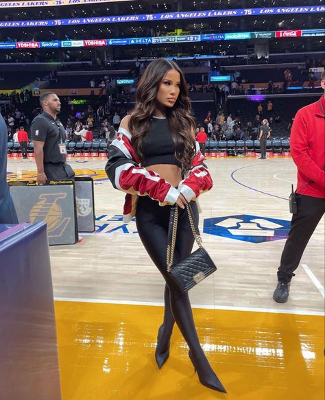 Nba Courtside Fashion, Nba Basketball Game Outfit Women, Nba Game Outfit Black Woman, Courtside Outfit Basketball, Nba Game Outfit Woman, Samantha Rayner, Basketball Game Outfit Women, Basketball Game Outfit, Inspo Poses