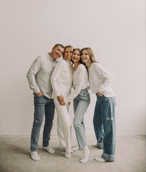 Family Photoshoot Modern, Big Family Photoshoot, Older Family Photography, Older Family Photos, Family Photoshoot Studio, Adult Family Photography, Adult Family Poses, Adult Family Photos, Mother Daughter Photography Poses