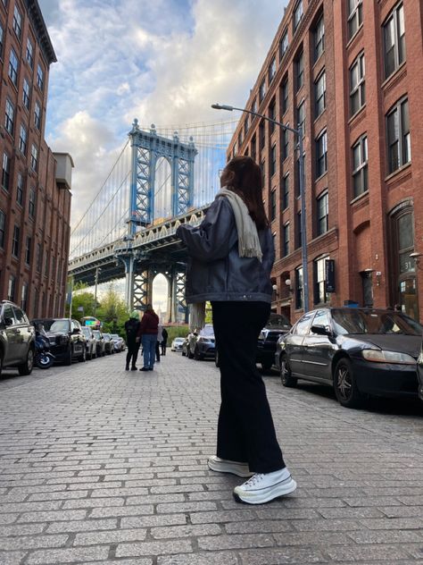 Dumbo Pictures Nyc, Photos To Take In Nyc, Ny Picture Ideas, New York Pictures Ideas, New York City Instagram Pictures, New York Girl Outfits, New York Inspo Pics, New York Poses, New York Winter Style