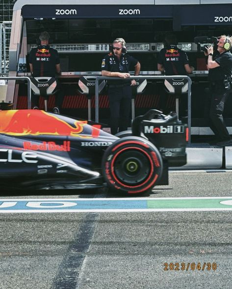 F1 Aesthetic Redbull, Redbull Racing Aesthetic, F1 Car Side View, Red Bull Racing Aesthetic, Lizzie Aesthetic, F1 Car Wallpaper, Red Bull Aesthetic, F1 Engineer, Bull Aesthetic