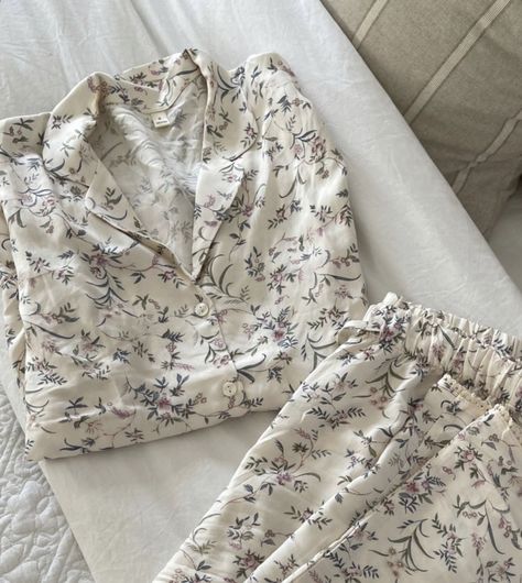 Rich Pajamas Aesthetic, Old Money Pajamas, Fancy Pyjamas, Sleepwear Aesthetic, Pajamas Aesthetic, Cute Pjs, Pajama Fashion, Cute Sleepwear, Cute Pajama Sets