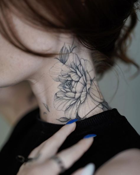 Flower Side Neck Tattoo, Feminine Throat Tattoos For Women, Elegant Neck Tattoos For Women, Floral Neck Tattoo For Women, Womens Throat Tattoo, Flower Neck Tattoos Women, Shoulder To Neck Tattoo, Neck To Shoulder Tattoo, Delicate Neck Tattoo