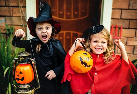 Little children trick or treating on Halloween | premium image by rawpixel.com / Chanikarn Thongsupa Knock Knock Jokes For Kids, Kids Trick Or Treating, Funny Halloween Jokes, Wax Lips, Scary Haunted House, Photo Halloween, Person Photo, Halloween Jokes, Image Halloween