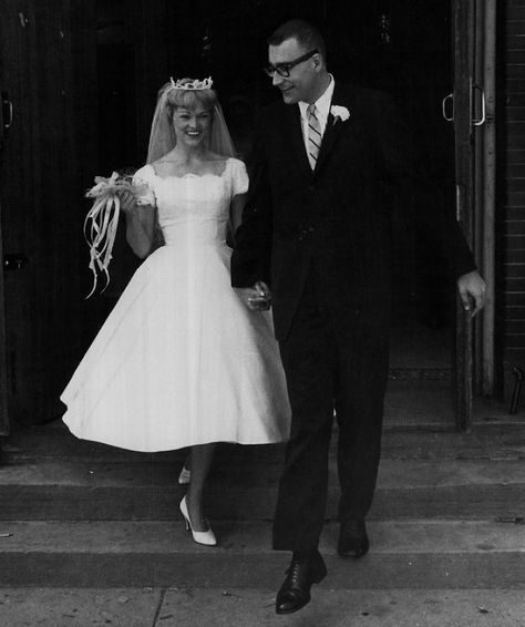 Wedding Dresses Over The Years Wedding Dresses 60s, 1960s Wedding, 1960 Dress, Bride Pictures, Vintage Wedding Photos, Wedding Gowns Vintage, Bridal Fashion Week, Wedding Dress Trends, Vintage Bride