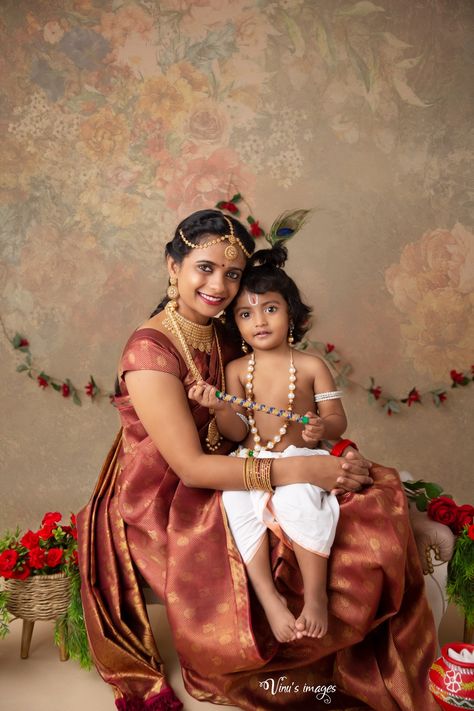 Best Krishna Jayanti Photography idea Yashoda And Krishna Baby Photoshoot, Baby Krishna Photoshoot, Krishna Photoshoot, Krishna Baby, Special Photoshoot, Krishna Jayanthi, Album Artwork Cover Art, Trendy Outfits Indian, Holiday Mini Session