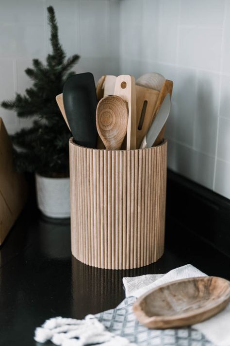 Utensil Holder Diy, Diy Utensil Holder, Diy Utensils, Diy Bookends, Koti Diy, Pola Macrame, Fluted Vase, Organize Your Kitchen, Astuces Diy