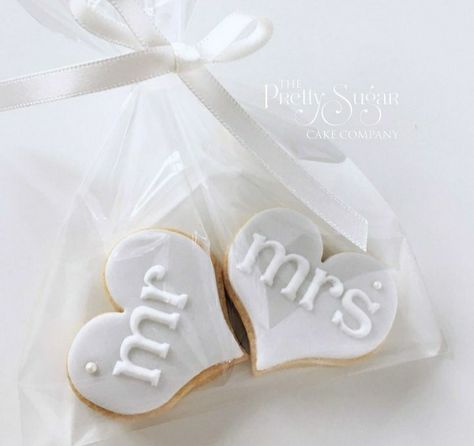 Wedding Shower Cookies, Bridal Cookies, Cookie Wedding Favors, Wedding Cake Cookies, Wedding Cookie, Creative Wedding Favors, Inexpensive Wedding Favors, Wedding Favor Ideas, Gifts For Guests