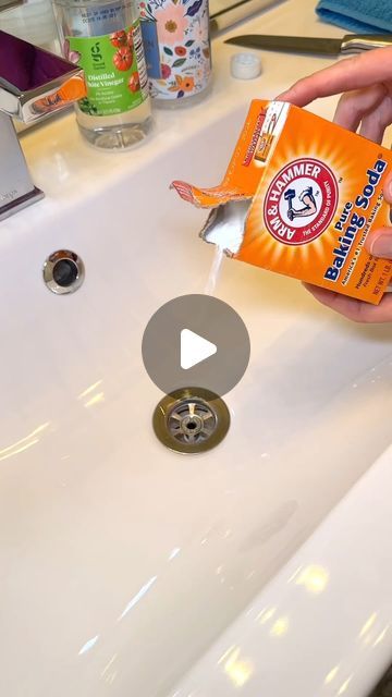 Cleaning Bathroom Hacks, Drain Cleaner Diy Baking Soda Vinegar, Home Cleaning Hacks, Smelly Bathroom Sink Drain, Deodorize Sink Drain, Stinky Bathroom Sink Drain, Clean Smelly Sink Drain, Stinky Kitchen Sink Drain, Diy Bathroom Cleaner