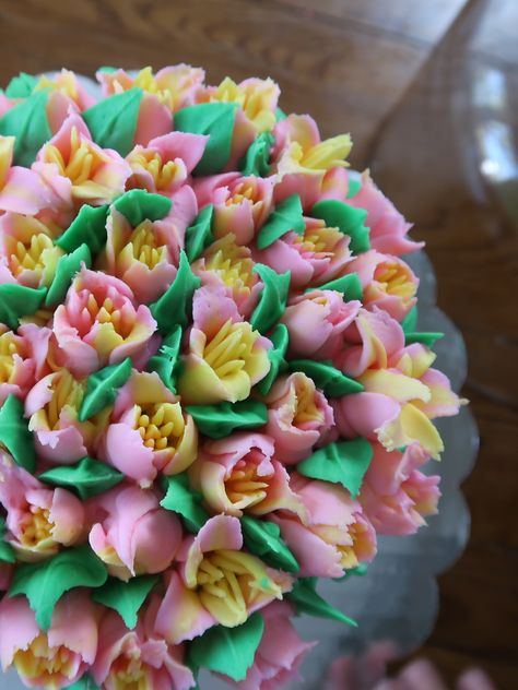 Russian Cake Decorating Tips, Russian Cake Decorating, Piping Ideas, Russian Cake, Tulip Cake, Russian Piping Tips, Tips Design, Flower Birthday, Spring Desserts