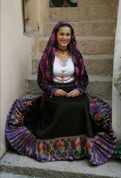 Portraits of different cultures - Imgur Costumes Around The World, National Dress, Mode Boho, Italian Culture, European Culture, Italian Women, Folk Dresses, Ansel Adams, Traditional Attire