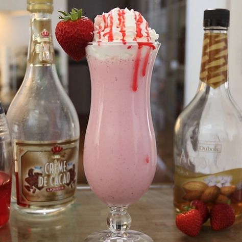 Strawberry Mixed Drinks, Strawberry Shortcake Drink, Tipsy Bartender Recipes, Strawberry Cocktail Recipe, Strawberry Liqueur, Milkshake Flavours, Boozy Milkshake, Strawberry Cocktails, Strawberry Whipped Cream