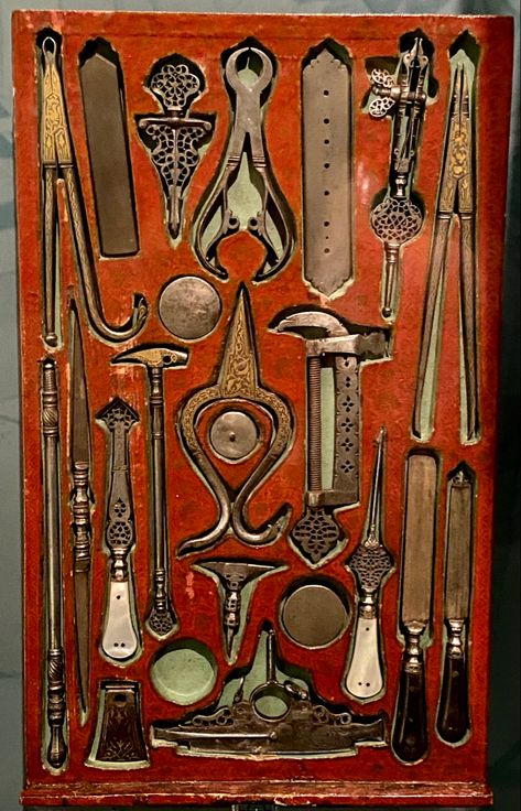 Full set of surgical tools from Iran, in the Ashmolean Museum, Oxford, UK Victorian Medical Equipment, Steampunk Tools, Old Medical Equipment, Medical Horror, Doodle Reference, Math Aesthetic, Victoria Era, Witchfinder General, Medical Antiques