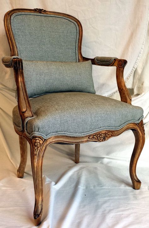 Reupholster Chair, Classic Armchair, Reupholster Furniture, Old Chair, Chair Makeover, Farmhouse Furniture, French Furniture, Furniture Restoration, Vintage Chairs