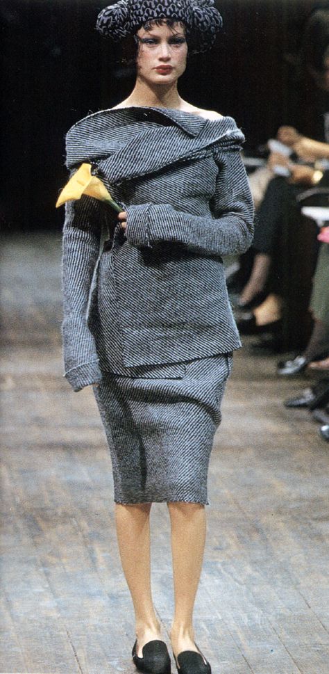 Yohji Yamamoto - Page 29 - StyleZeitgeist Yohji Yamamoto 90s, Yoji Yamamoto, Japanese Fashion Designers, Creative Clothes, Catwalk Fashion, Material Girl, Fashion Inspiration Design, Fashion Images, Japan Fashion