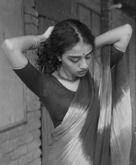 Desi Photoshoot, Photoshoot Japan, Black And White Saree, Sisters Photoshoot Poses, Inspiration Portrait, Photoshoot Portrait, Saree Poses, Vintage Photoshoot, Self Portrait Photography