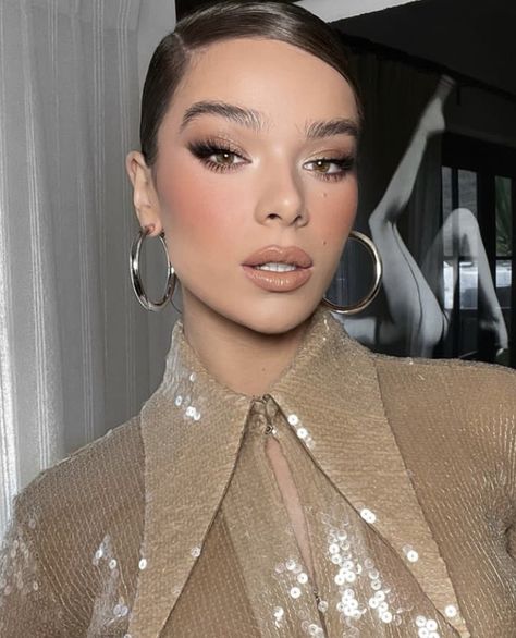 Hailey Steinfeld Makeup, Hailee Steinfeld Makeup, Red Carpet Makeup, Bronze Palette, Bad Dresses, Patrick Ta, Special Occasion Hairstyles, Glam Makeup Look, Makeup Hacks