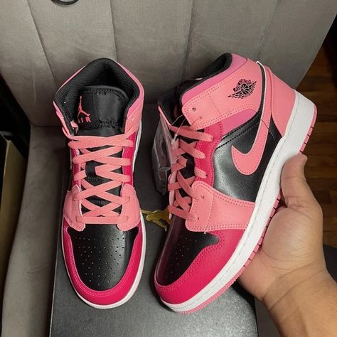 Coral chalk jordan 1 Coral Chalk Jordans Outfit, Jordan Rosas, Jordan Rosa, Tenis Nike Jordan, Shoe List, Jordans Shoes, Jordan Outfit, Jordan Ones, Jeans For Girls