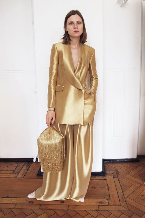 Hillier Bartley Spring 2018 Ready-to-Wear  Fashion Show Collection Suits Office, Kids Fashion Show, Wedding Tuxedo, Women Suits, Woman Suit Fashion, Office Set, Gold Silk, Looks Chic, Fashion Show Collection