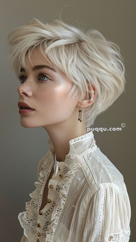 Platinum Blonde Hair At Home, Honeycomb Blonde, Chocolate Brunette Hair Color, Blonde Hair At Home, Hair Bleach, Κούρεμα Bob, Short White Hair, Face References, Stylish Short Hair