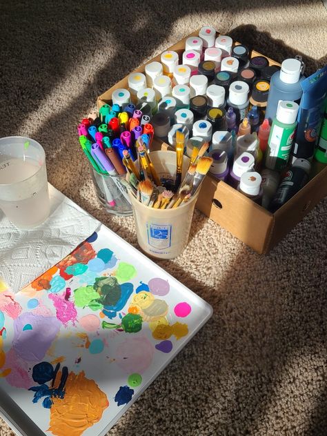 Painting Pics Aesthetic, Paint Set Up Aesthetic, Paint Set Aesthetic, Painting Set Up Aesthetic, Painting Esthetics, Drawing Supplies Aesthetic, Painting Supplies Aesthetic, Painting Set Up, Art Supplies Aesthetic