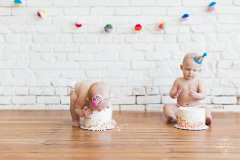 1st Birthday Photoshoot Twins, Twin First Birthday Photoshoot, Twins First Birthday Photoshoot, Twin Smash Cake, Twin Birthday Pictures, Babies Photoshoot, Twin Cake Smash, Diy Smash Cake, Twin Girl